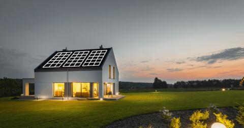 Slunce může pracovat pro vás, vyplatí se to! Naše fotovoltaické řešení vám s tím pomůže. 